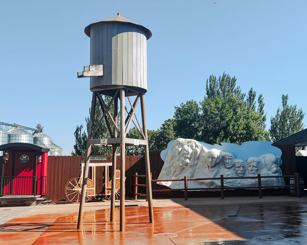 Silo, Attraction, Mount Rushmore replica